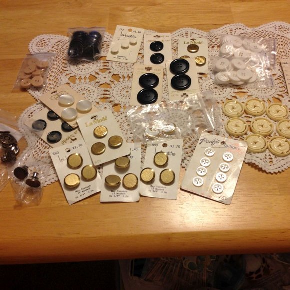 Vintage and other buttons bundle, sewing crafts - Picture 1 of 9